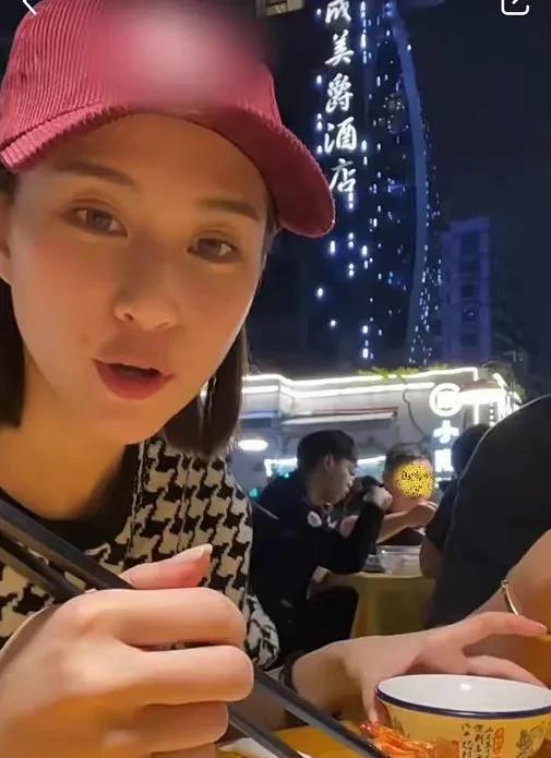 娱乐吃瓜酱罗翔,娱乐吃瓜界的法律专家